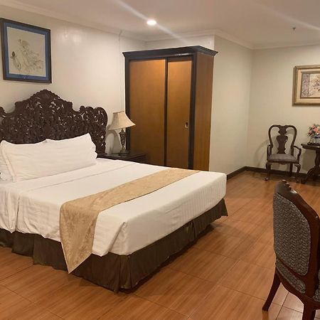 Crown Royale Hotel Balanga Екстер'єр фото