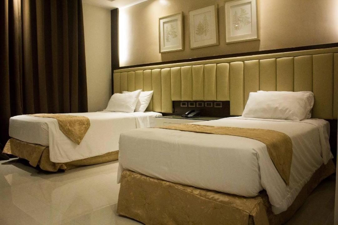 Crown Royale Hotel Balanga Екстер'єр фото