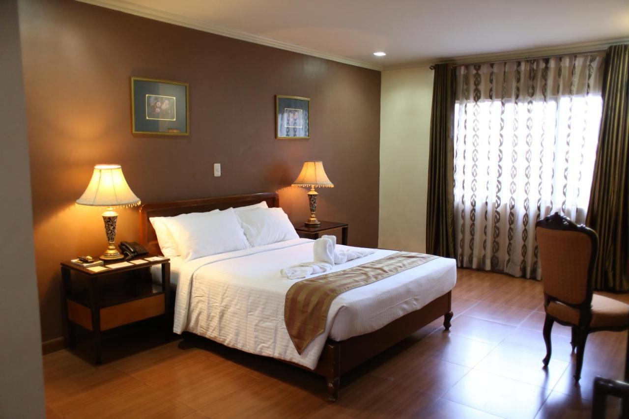 Crown Royale Hotel Balanga Екстер'єр фото