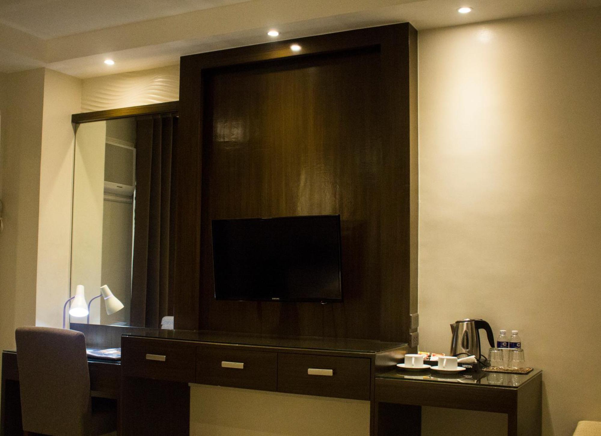 Crown Royale Hotel Balanga Екстер'єр фото