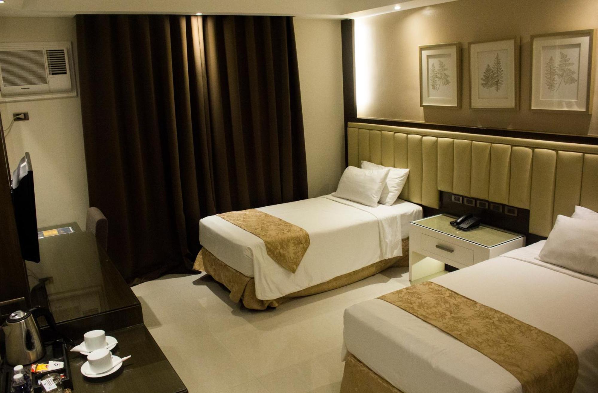 Crown Royale Hotel Balanga Екстер'єр фото