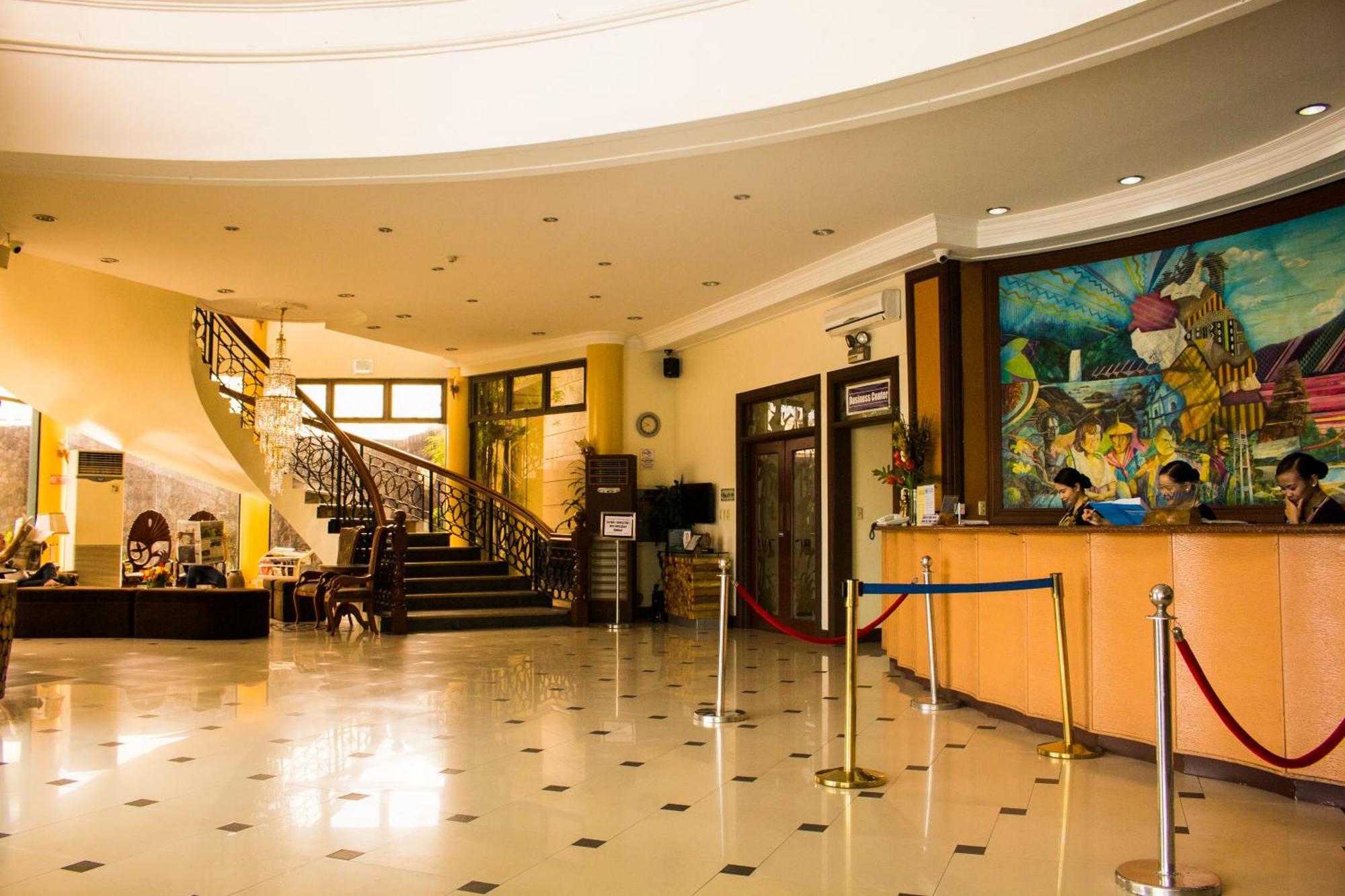 Crown Royale Hotel Balanga Екстер'єр фото