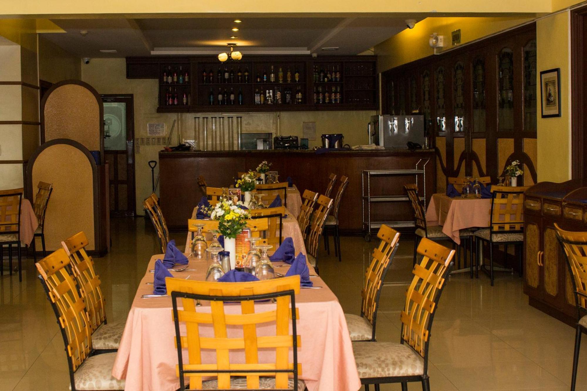 Crown Royale Hotel Balanga Екстер'єр фото
