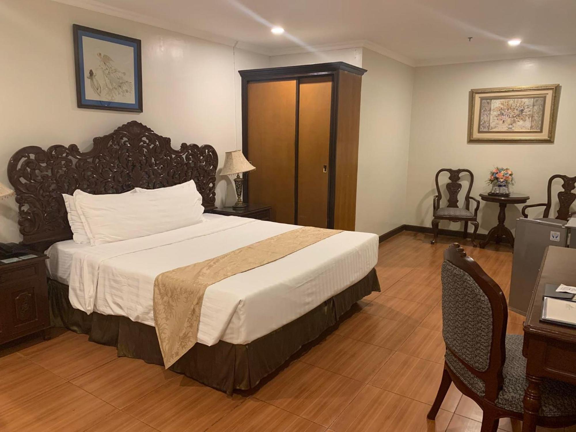 Crown Royale Hotel Balanga Екстер'єр фото