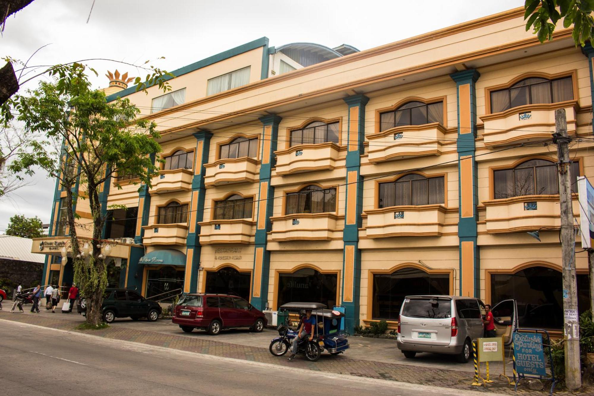 Crown Royale Hotel Balanga Екстер'єр фото