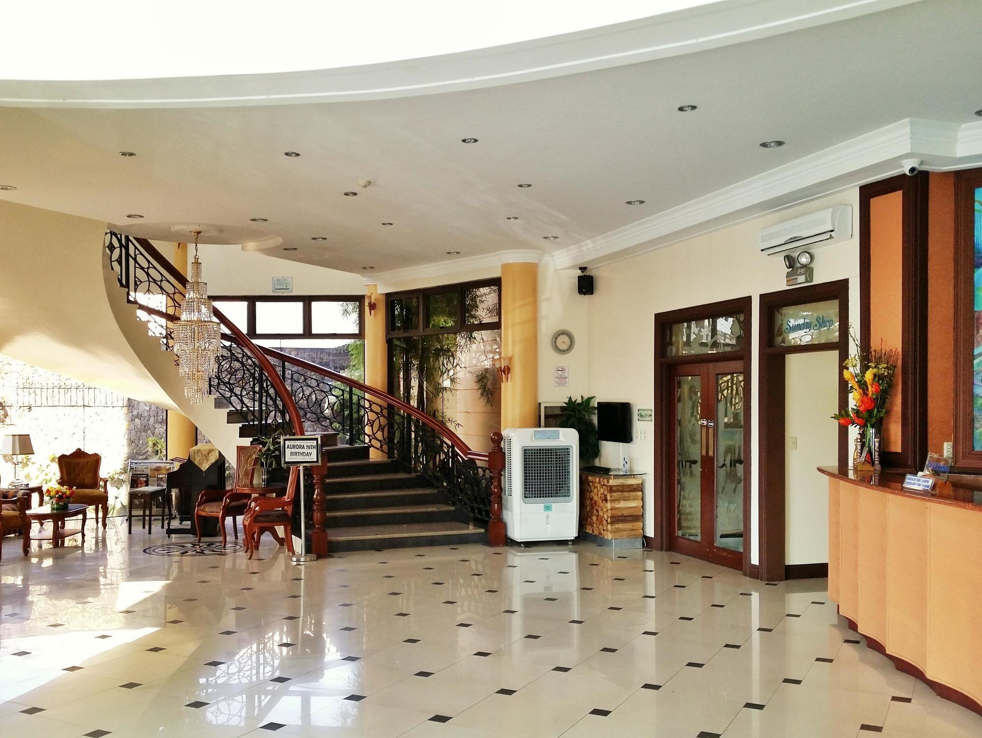 Crown Royale Hotel Balanga Екстер'єр фото