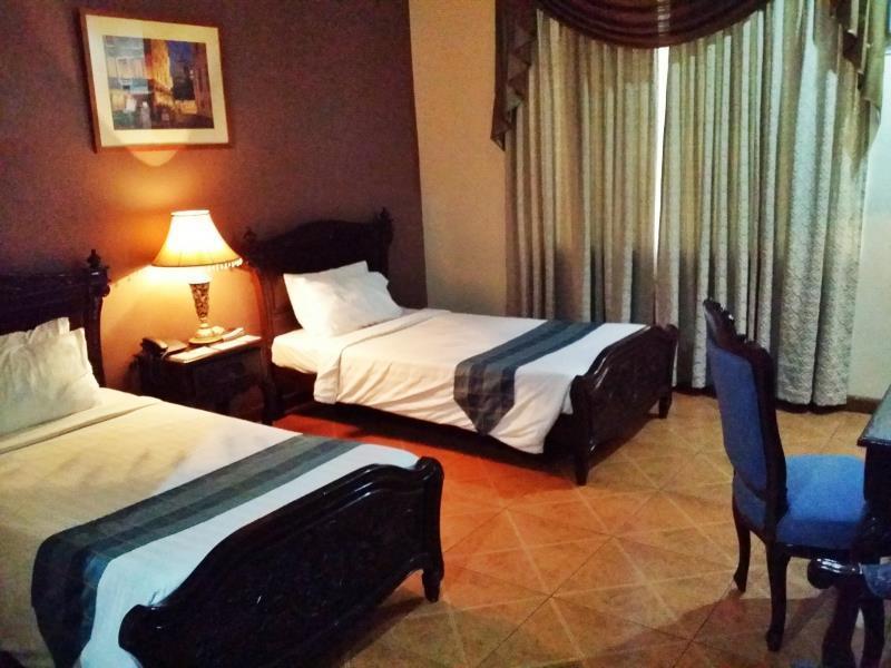 Crown Royale Hotel Balanga Екстер'єр фото