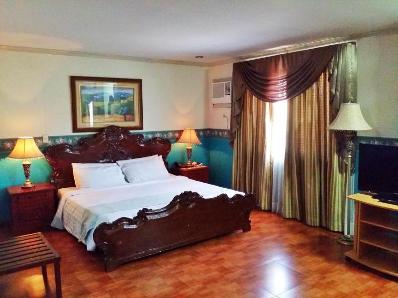Crown Royale Hotel Balanga Екстер'єр фото