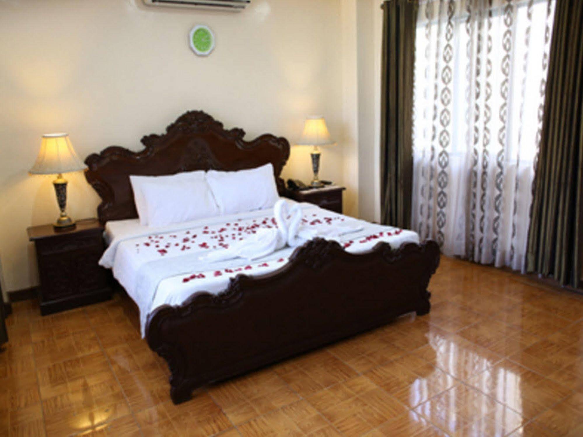 Crown Royale Hotel Balanga Екстер'єр фото