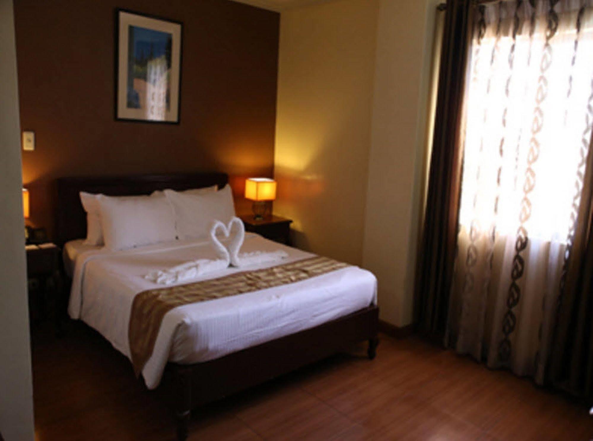 Crown Royale Hotel Balanga Екстер'єр фото