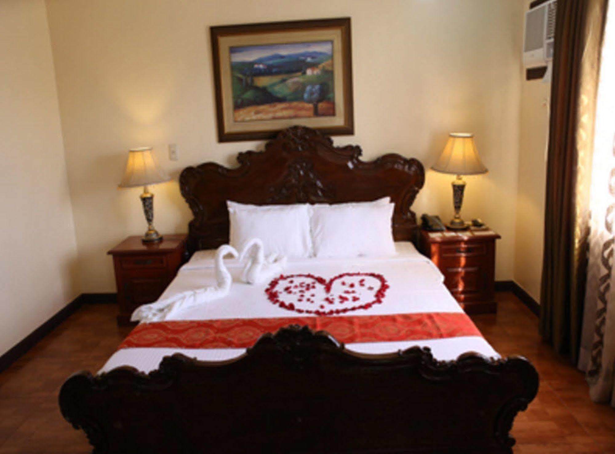 Crown Royale Hotel Balanga Екстер'єр фото