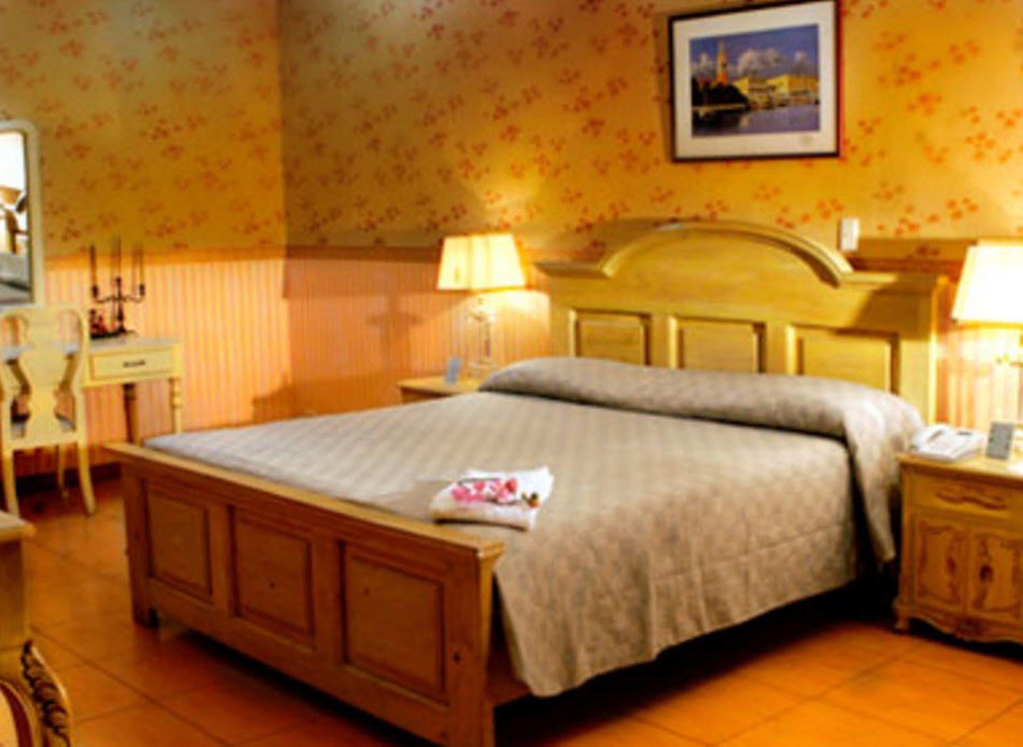 Crown Royale Hotel Balanga Екстер'єр фото
