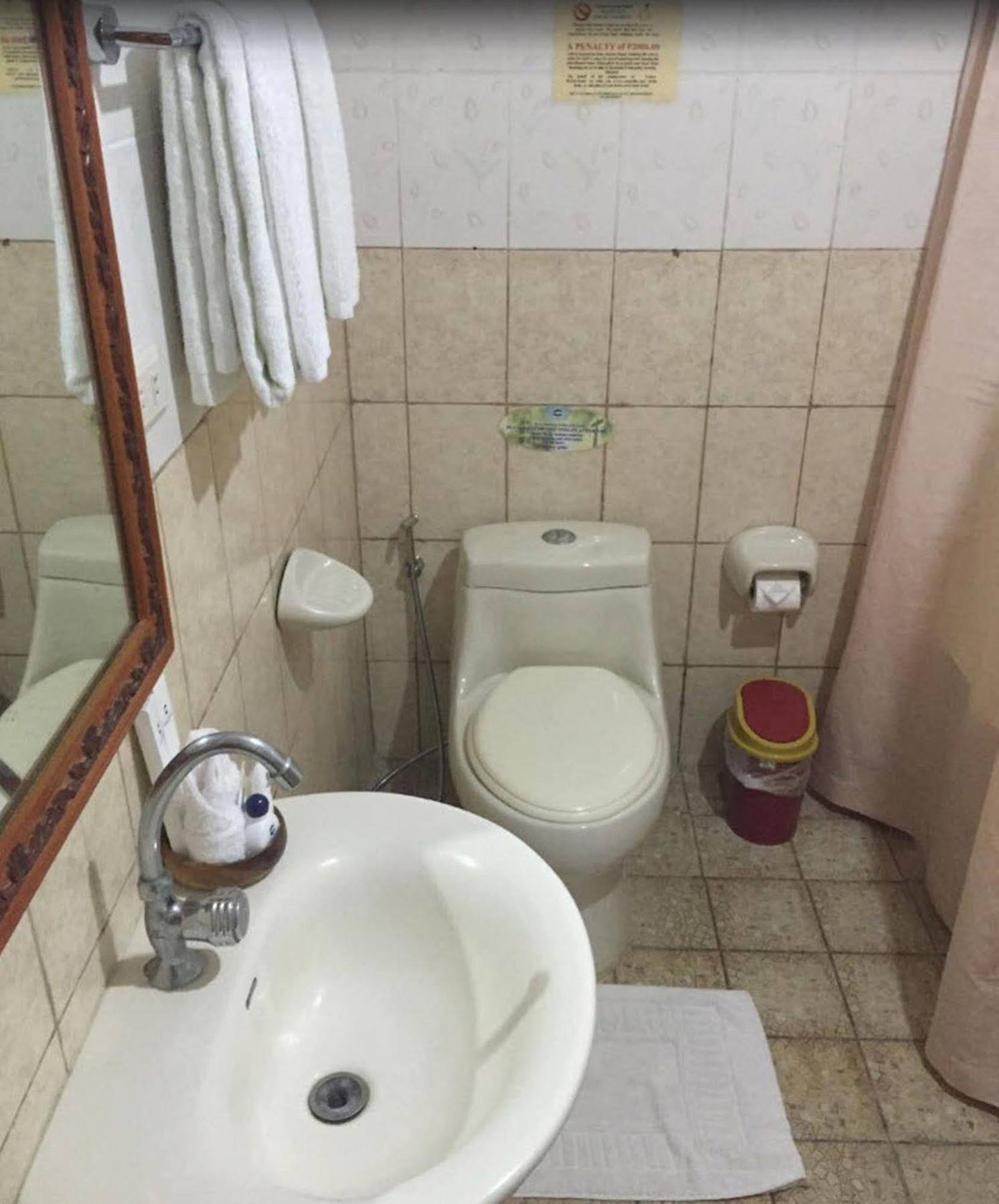 Crown Royale Hotel Balanga Екстер'єр фото