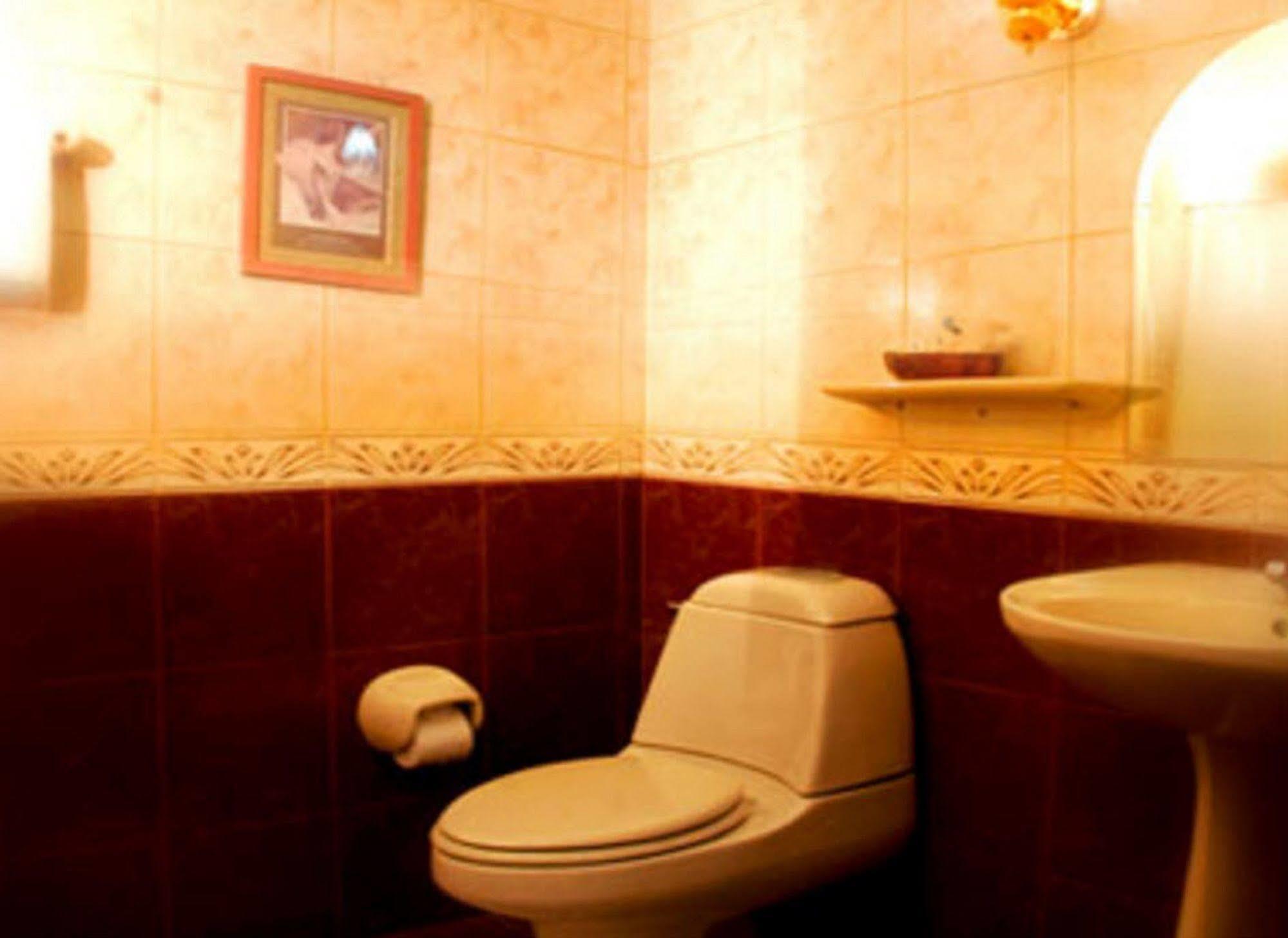 Crown Royale Hotel Balanga Екстер'єр фото