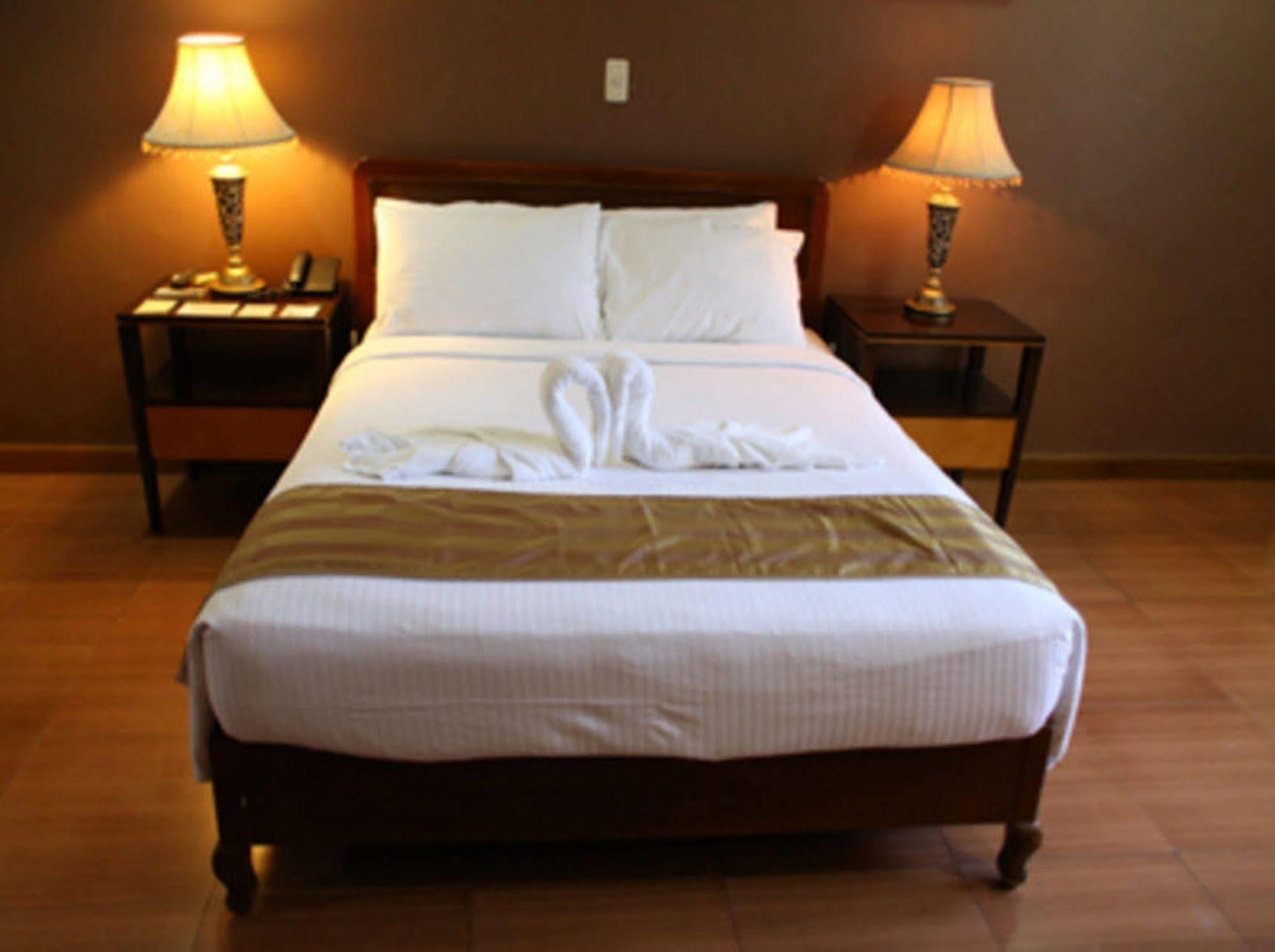 Crown Royale Hotel Balanga Екстер'єр фото
