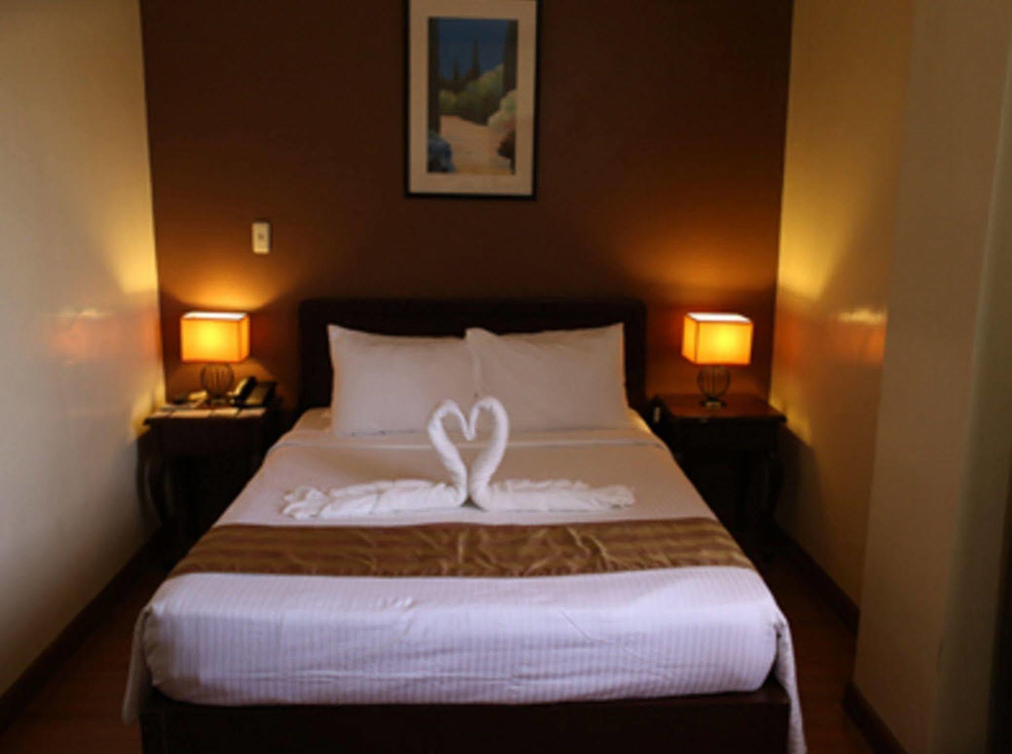 Crown Royale Hotel Balanga Екстер'єр фото