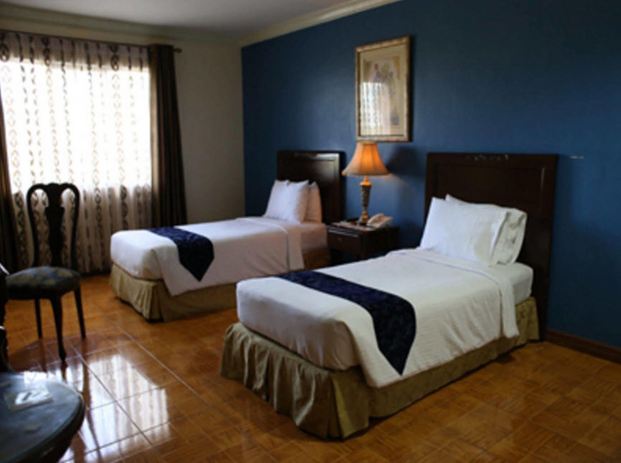 Crown Royale Hotel Balanga Екстер'єр фото