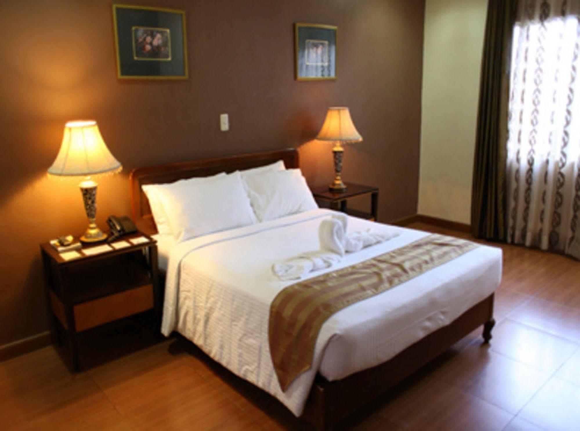 Crown Royale Hotel Balanga Екстер'єр фото