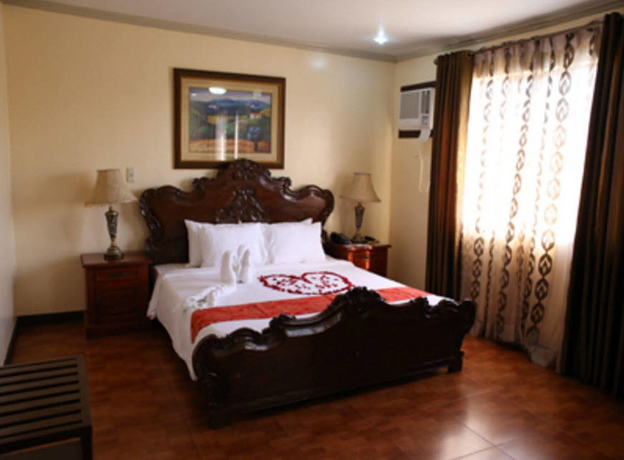 Crown Royale Hotel Balanga Екстер'єр фото