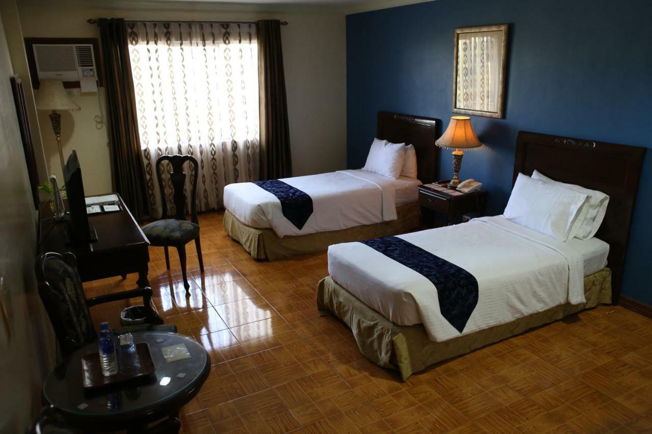Crown Royale Hotel Balanga Екстер'єр фото