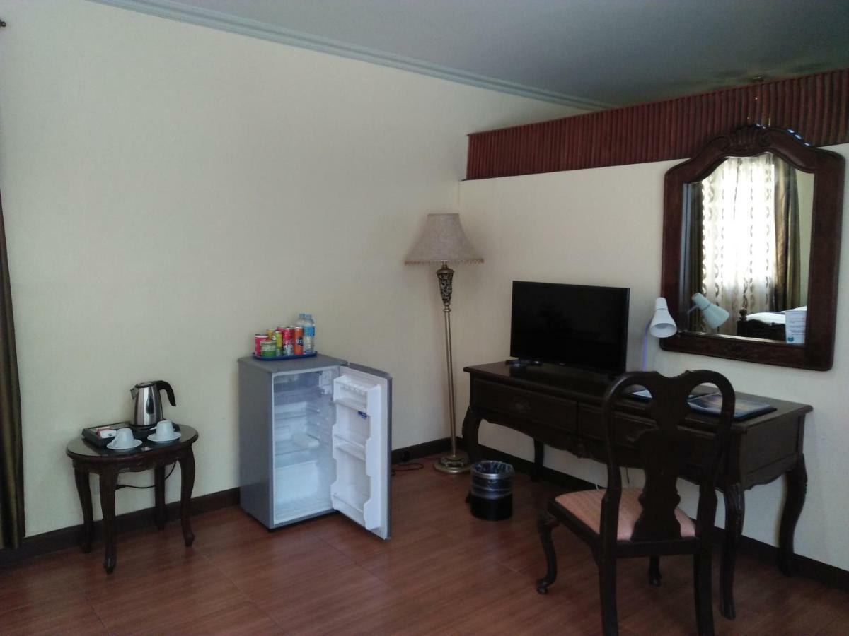 Crown Royale Hotel Balanga Екстер'єр фото